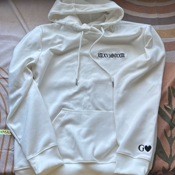 Tops - ✨G Embroidered White Hoodie